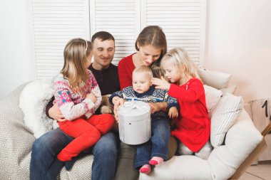 Mutlu Noel Ailesi Çocukların Açılış Hediyesi