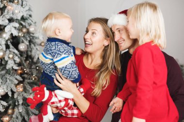 Noel ailesi hediye paketi, Noel ağacı iç tasarımı.