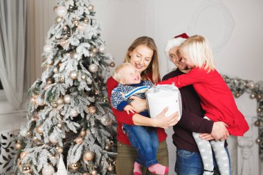 Noel ailesi hediye paketi, Noel ağacı iç tasarımı.