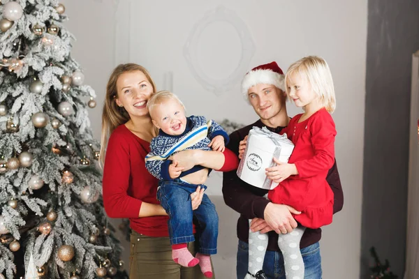 Mutlu bir aile Noel 'de hediyeleri birlikte açıyor.