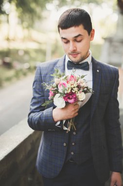 Genç ve yakışıklı bir adam iş toplantısından sonra bir otelde dinleniyor.