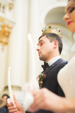 Törenden sonra kilisede poz veren evli çift.