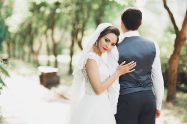 Genç ve güzel bir çiftin yakın çekimi.