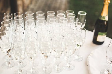 Garson gözlük bir tepsi şampanya ile hizmet veren