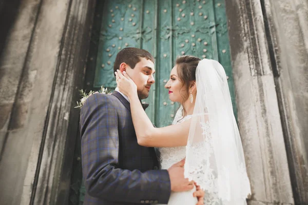 Gorgeous wedding couple walking in the old city of Lviv — Stock Photo, Image