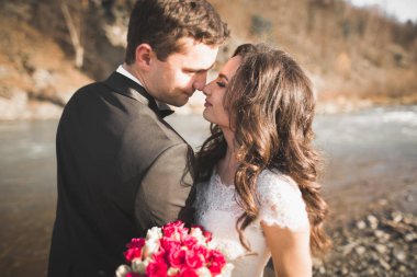 Genç bir çiftin şehvetli portresi. Açık hava.