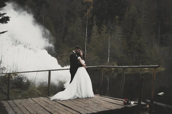 Embrasser couple de mariage rester sur beau paysage — Photo