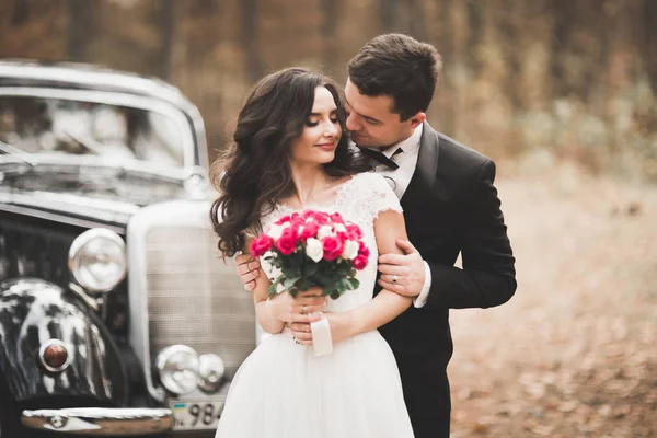 Apenas casado casal feliz no carro retro em seu casamento — Fotografia de Stock