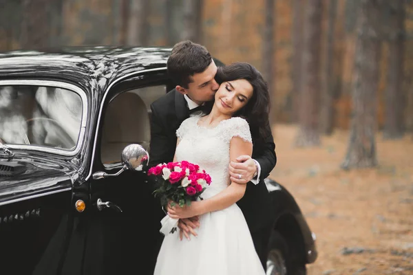 Appena sposati coppia felice in auto retrò sul loro matrimonio — Foto Stock