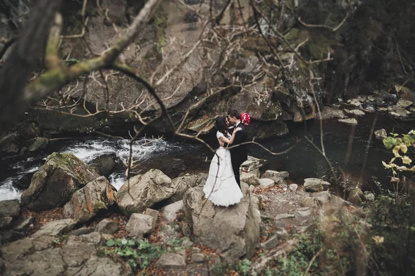 Великолепная невеста, позирующая жениху и веселящаяся, роскошная церемония в горах с изумительным видом, пространство для текста, свадебная пара — стоковое фото