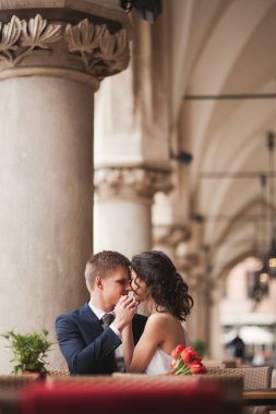 Çift, düğün, gülümseyen ve öpüşme kafede oturan kız