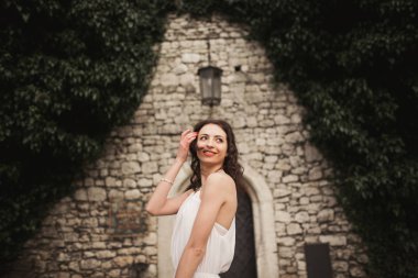 Gelin. Güzel genç kadın parkta kokulu sıcak yaz gününde.