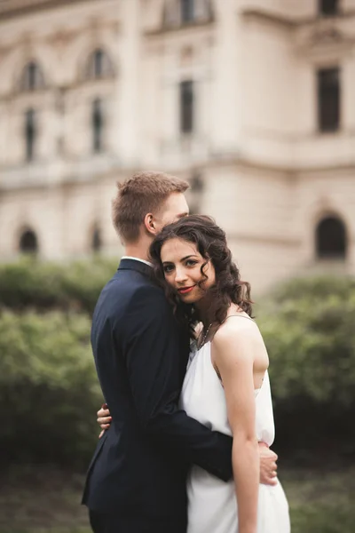 Casal de casamento bonito, noiva, noivo beijando e abraçando contra o fundo do teatro — Fotografia de Stock