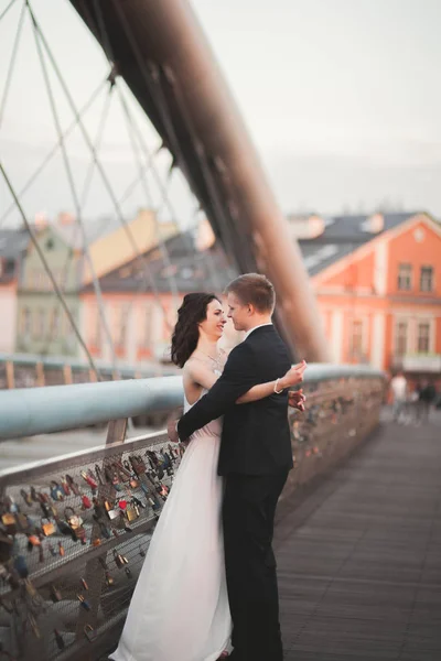 Casal lindo casamento, noiva e noivo posando na ponte em Cracóvia — Fotografia de Stock