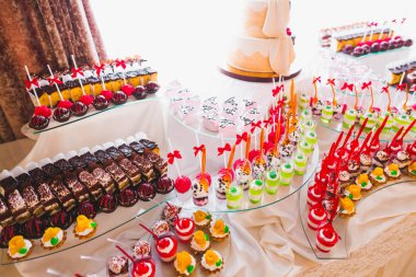 Düğün şekeri büfesinde lezzetli tatlılar, tatlılar, kekler.