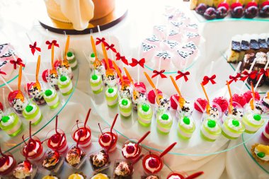 Bir büfe üzerinde pişmiş tatlı çeşitleri