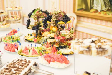 Enfes ve lezzetli bir tatlı masası ve resepsiyonda kapkek fotoğrafları.