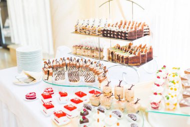 Düğün şekeri büfesinde lezzetli tatlılar, tatlılar, kekler.