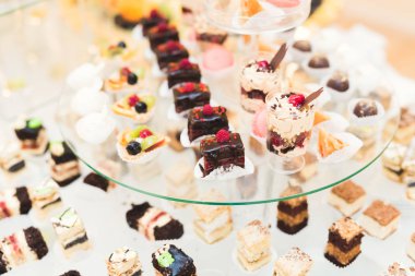 Bir büfe üzerinde pişmiş tatlı çeşitleri