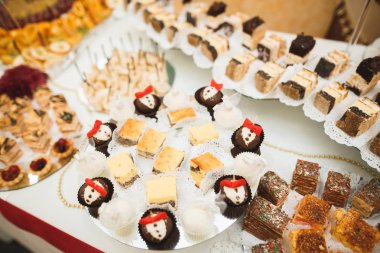 Düğün şekeri büfesinde lezzetli tatlılar, tatlılar, kekler.