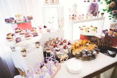 Bir büfe üzerinde pişmiş tatlı çeşitleri