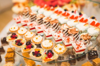 Düğün şekeri büfesinde lezzetli tatlılar, tatlılar, kekler.