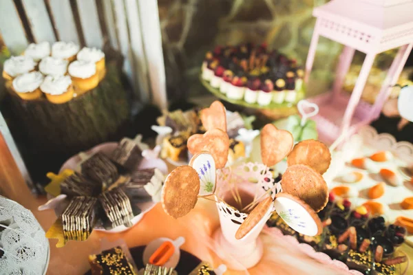 Diferentes tipos de doces assados em um buffet — Fotografia de Stock