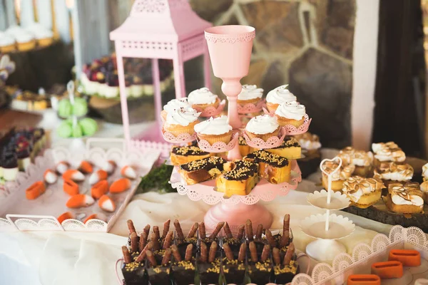 Pyszne słodycze na weselnym bufecie z deserami, babeczkami — Zdjęcie stockowe