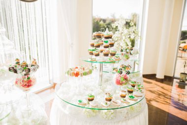 Düğün şekeri büfesinde lezzetli tatlılar, tatlılar, kekler.