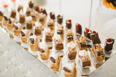 Düğün şekeri büfesinde lezzetli tatlılar, tatlılar, kekler.