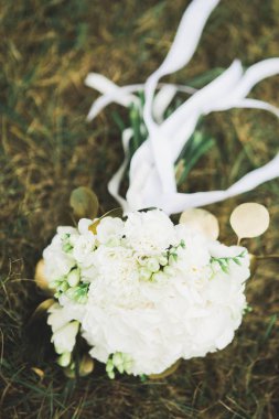 Farklı çiçeklerle güzel bir düğün buketi, güller