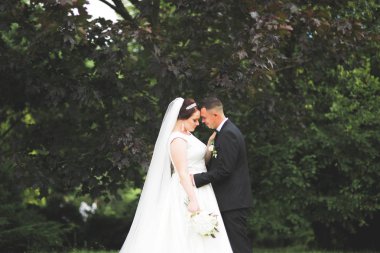 Gelin ve damat el ele tutuşuyor.