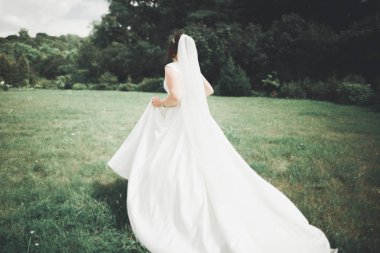 Zarif beyaz elbiseler içinde güzel bir gelin