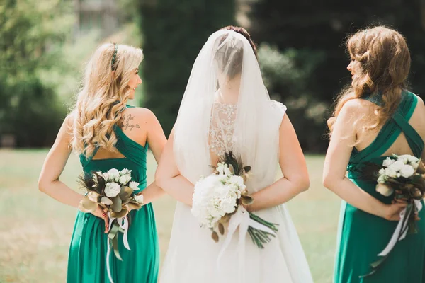 Novia celebración grande y hermoso ramo de bodas con flores — Foto de Stock