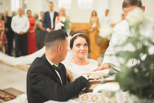 Bruidspaar wacht en bruidegom trouwen in een kerk — Stockfoto