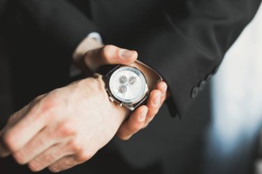 Güzel adam, damat poz veriyor ve düğüne hazırlanıyor.