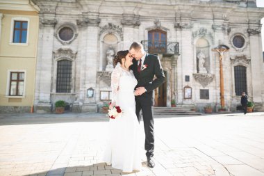 Mükemmel bir çift gelin ve damat düğün günlerinde poz verip öpüşürler.