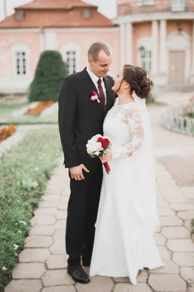 Incrível feliz suave elegante lindo casal caucasiano romântico no fundo antigo castelo barroco — Fotografia de Stock