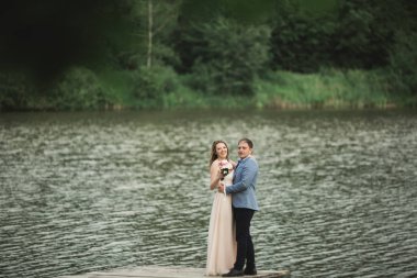 Düğün çift, Gelin, damat yürüyüş ve iskelede poz