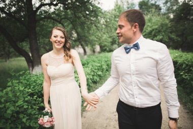 Lüks düğün çift, gelin ve damat parkta poz evli