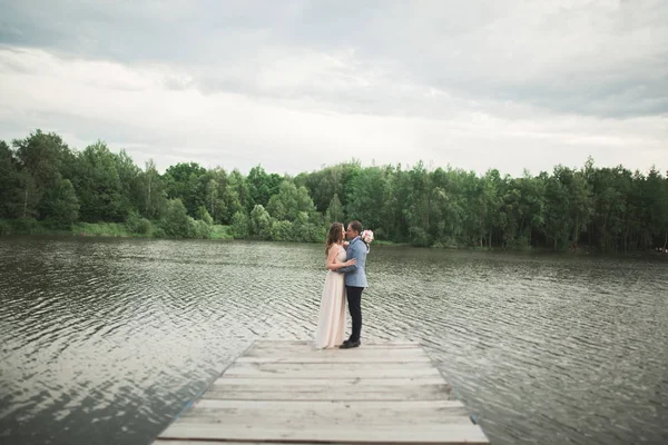 Düğün çift, Gelin, damat yürüyüş ve iskelede poz — Stok fotoğraf