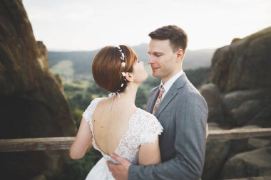 Öpüşen düğün çifti güzel manzarada kalıyor.