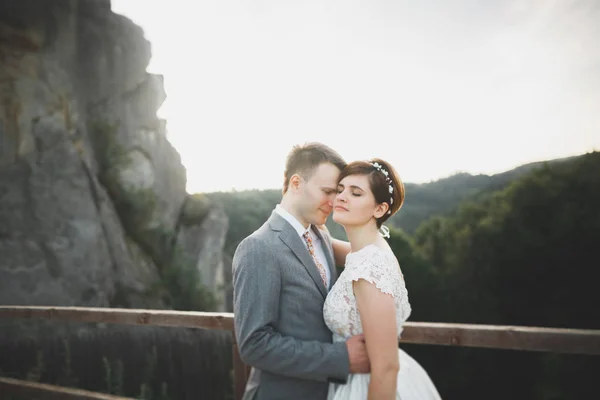 Beau couple de mariage, mariée et marié, amoureux sur le fond des montagnes — Photo