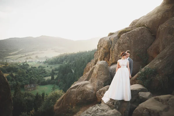 Líbání svatební pár pobyt nad krásnou krajinou — Stock fotografie