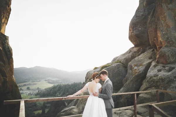 Linda noiva e noivo elegante andando na paisagem ensolarada, casal de casamento, montanhas cerimônia de luxo com vista incrível, espaço para texto — Fotografia de Stock