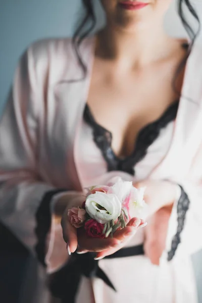 Preciosa novia en bata posando y preparándose para la ceremonia de boda cara en una habitación — Foto de Stock