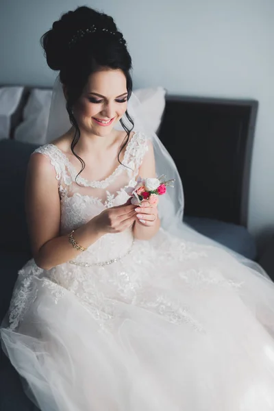 Linda noiva em roupão posando e se preparando para o rosto cerimônia de casamento em uma sala — Fotografia de Stock