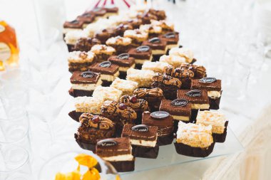 Düğün şekeri büfesinde lezzetli tatlılar, tatlılar, kekler.