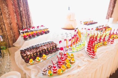 Düğün şekeri büfesinde lezzetli tatlılar, tatlılar, kekler.