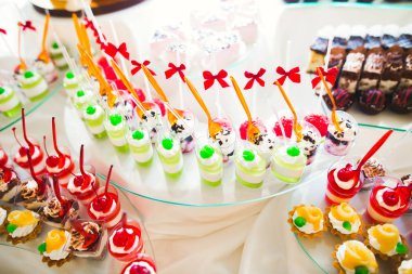 Düğün şekeri büfesinde lezzetli tatlılar, tatlılar, kekler.